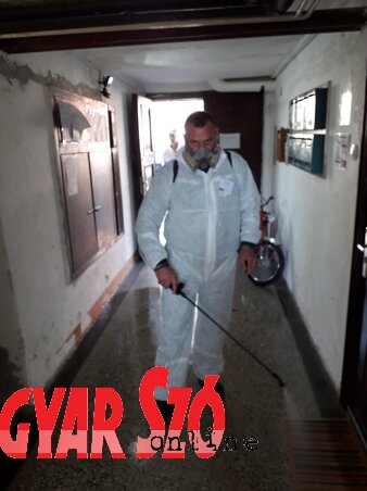 Az üzlet az üzlet. Az újvidéki lakóépületek fertőtlenítését leginkább magánvállalatok végzik. A lakások számától függően egy fertőtlenítés ára 2000-3000 dinár.(Fotó: Szeli Balázs)