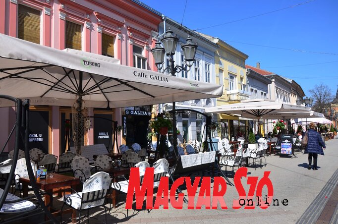 A 65 évnél fiatalabbak esetében az éjszakai kijárási tilalom megváltozik: szombat este 20 órától vasárnap hajnali 3 óráig tart (Fotó: Dávid Csilla)