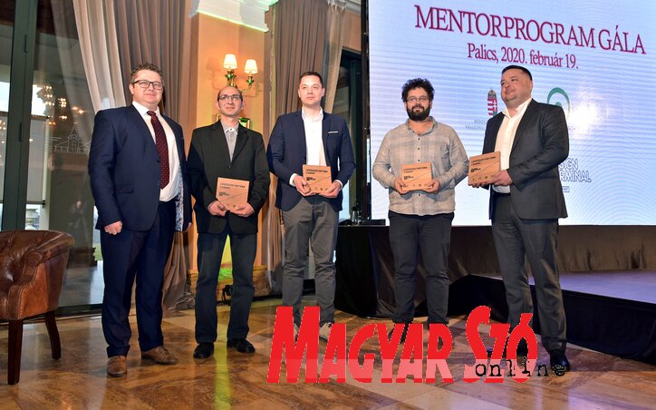 A legösszetartóbb csapat díját Méhes Béla adta át, Csonka Attila, Dujmovics Krisztián, Szél László, és Dankó Dénes A legösszetartóbb csapat díját Méhes Béla adta át, Csonka Attila, Dujmovics Krisztián, Szél László, és Dankó Dénes