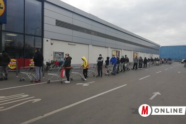 Kígyózó sorok alakultak ki az élelmiszerüzletek előtt (Lukács Melinda felvétele)