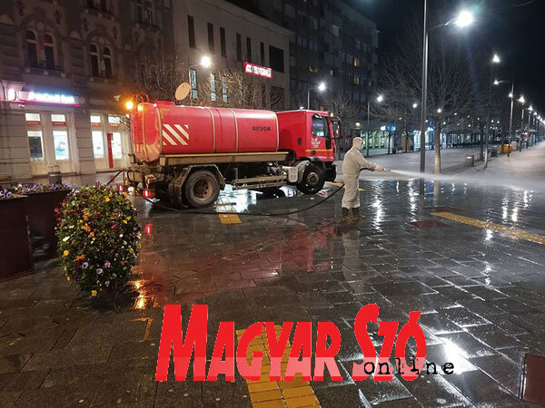 Mossák az utcákat Nagybecskereken (Kecskés István felvétele) Mossák az utcákat Nagybecskereken (Kecskés István felvétele)