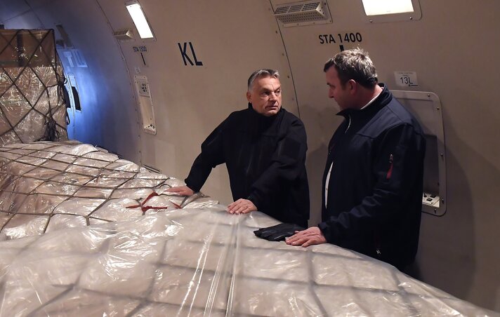 Orbán Viktor és Palkovics László megszemléli a szállítmányt (Fotó: MTI) Orbán Viktor és Palkovics László megszemléli a szállítmányt (Fotó: MTI)