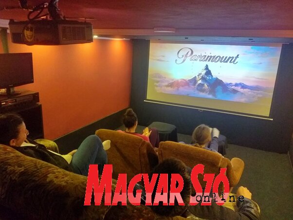 A garázsmoziban nem csak filmeket néznek, onnan folyik a távoktatás is (Fehér Rózsa felvétele)