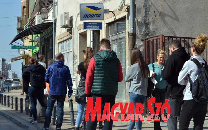 A felhatalmazottak a nyugdíjasok által meghatározott összeget vehetnek fel (Fotó: Ótos András) A felhatalmazottak a nyugdíjasok által meghatározott összeget vehetnek fel (Fotó: Ótos András)