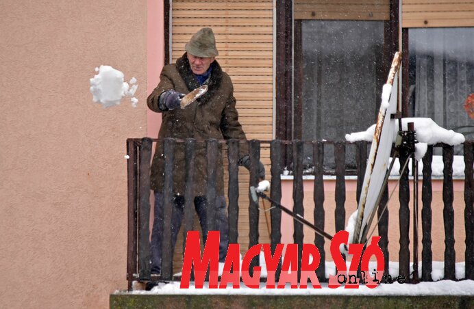 Munkával gyorsabban múlik az idő, amíg nem érkezik meg a nyugdíj (Ótos András illusztrációja) Munkával gyorsabban múlik az idő, amíg nem érkezik meg a nyugdíj (Ótos András illusztrációja)