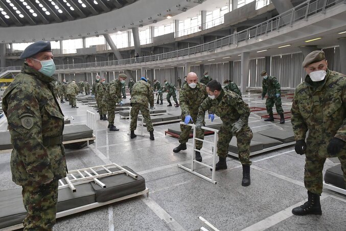 A Belgrádi Vásár csarnokában háromezer ágyat állítottak fel a katonák (Fotó: Beta)