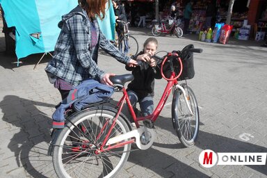 A kerékpár-diagnosztikán túl olyan apróbb javításokat is elvégeztek, mint egy csöngő megszerelése (Gruik Zsuzsa felvétele)