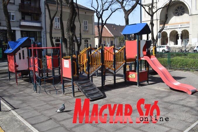 Üres játszótér a város központjában (Fotó: Patyi Szilárd) Üres játszótér a város központjában (Fotó: Patyi Szilárd)