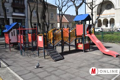 Üres játszótér a város központjában (Fotó: Patyi Szilárd)