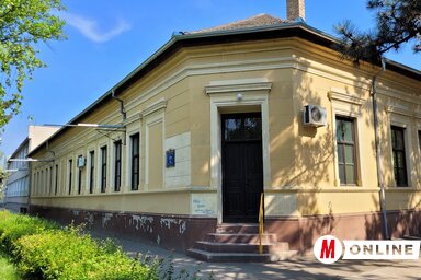 A régi iskolaépület kapott új csatornát (Lakatos János felvétele)