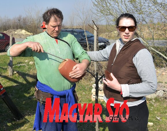 Péter kihelyezésre előkészíti az általa égetett cserép madárodút (Fotó: Gergely József) Péter kihelyezésre előkészíti az általa égetett cserép madárodút (Fotó: Gergely József)