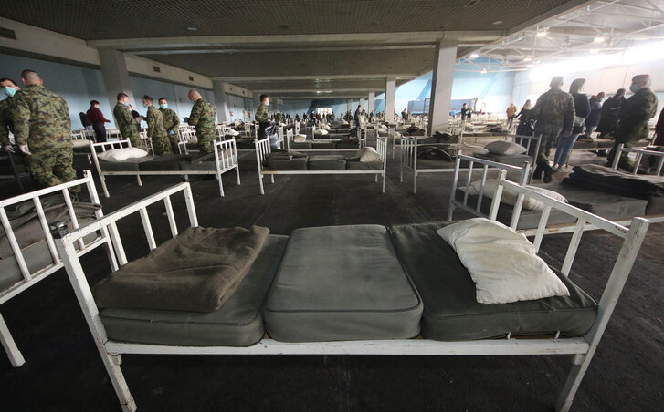 Minden kilenc ágy mellé jut egy paraván (Ótos András felvétele)