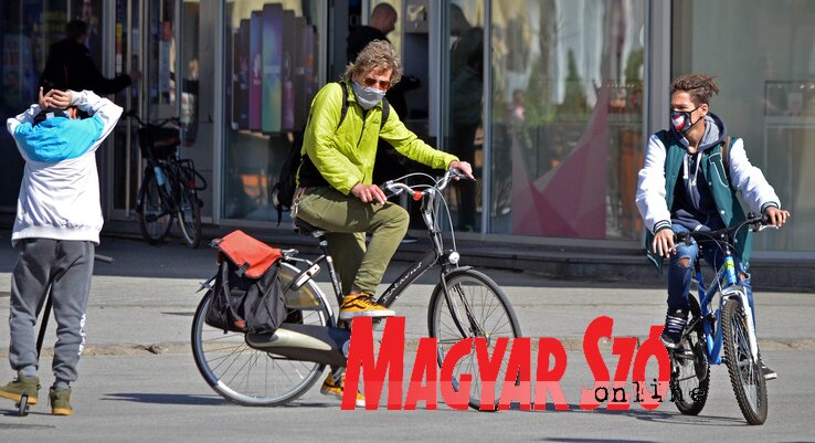 Kínából 130 ezer védőmaszk érkezett (Ótos András felvétele)