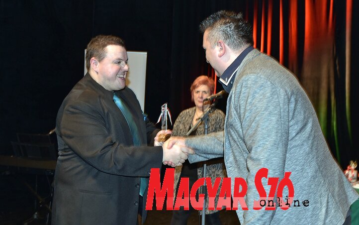 A VMÚE újságíró díját Máriás Endre, az Egyesület elnöke adta át (Gergely Árpád felvétele)