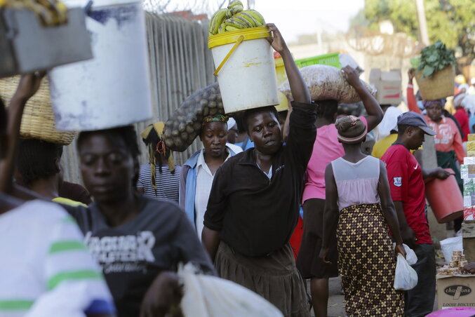Zimbabwéban rá sem rántanak az egészre. Az ottani egészségügyi ellátórendszer eleve nem olyan, hogy sokat tehetne, ráadásul az orvosok a védőfelszerelés hiányát kifogásolva sztrájkolnak. A felvétel a hararei piacon készült (Fotó: AP via Beta)