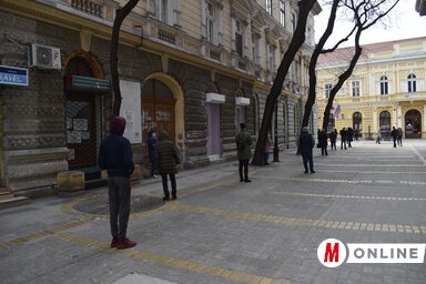 Hosszú sor az egyik bankfiók előtt (Fotó: Patyi Szilárd)