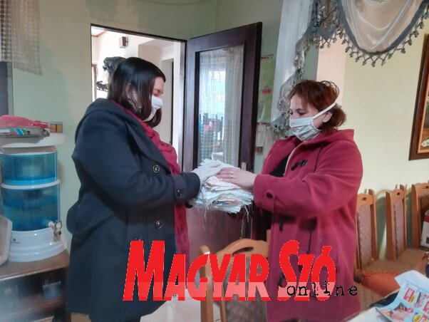 Sétáló Tímea anyagokat ad át a péterrévei Györe Decsov Emesének (Fehér Rózsa felvétele) Sétáló Tímea anyagokat ad át a péterrévei Györe Decsov Emesének (Fehér Rózsa felvétele)