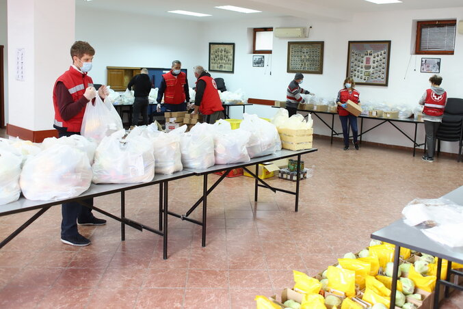 A Vöröskereszt aktivistái összeállítják az ételcsomagokat (Fotó: Lakatos János)