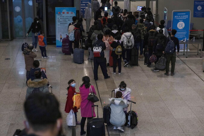 Hupej tartományban, így a járvány gócaként ismert Vuhanban normalizálódott a helyzett. A felvételen a Pekingből érkezett szuperexpresz utasai a vuhani vasútállomáson (Fotó: AP via Beta)