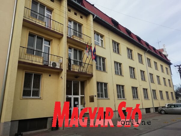 A Szabadkai Középiskolások Diákotthonának fertőtlenítése állandó jelleggel zajlik (Fotó: Lackó Varjú Sára) A Szabadkai Középiskolások Diákotthonának fertőtlenítése állandó jelleggel zajlik (Fotó: Lackó Varjú Sára)