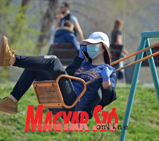 Számos üzem és a tömegközlekedés leállásának egyetlen pozitív hozadéka, hogy évtizedek óta nem volt ilyen tiszta a levegő, a tájékozatlanság és a féktelen propaganda eredményeképpen azonban sokan értelmetlenül a szabadban is szájmaszkot viselnek. A felvétel Újvidéken készült (Fotó: Ótos András)