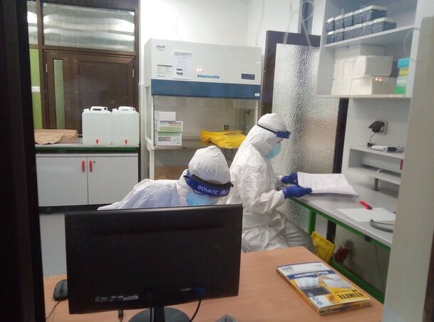A batajnicai laboratóriumban (DNRL) megkezdték a beérkező minták vírus-analaízisét (Fotó: Beta)