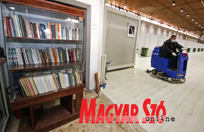 Könyvekkel is ellátták az ideiglenes kórházat (Ótos András felvétele)