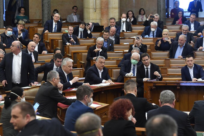A képviselők a védekezésről szóló törvényről szavaznak (Fotó: MTI) A képviselők a védekezésről szóló törvényről szavaznak (Fotó: MTI)