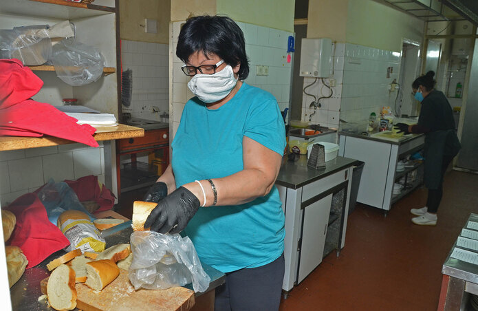 Védőmaszk és kesztyű az ételkészítés során is, a biztonság alapértelmezett követelmény (Ótos András felvétele)