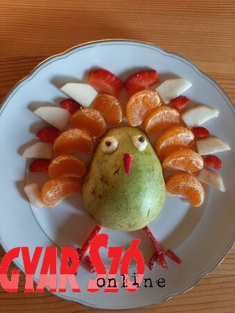 Az ötödikes tanulók Vitaminlények témára készült képzőművészeti munkáiból (Fotó: Dávid Csilla) Az ötödikes tanulók Vitaminlények témára készült képzőművészeti munkáiból (Fotó: Dávid Csilla)