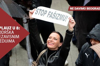A Ne davimo Beograd polgári kezdeményezés Ana Lalić meghurcolása okán ma arra ösztönzte a polgárokat, hogy este 8 órakor ezúttal a szabad médiának, a munkájukat felelősségteljesen és professzionálisan végző újságíróknak tapsoljanak (Fotó: Beta)