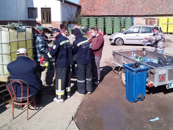 Önkéntesek töltötték ki a fertőtlenítőszert PET-palackokba (Lakatos János felvétele)
