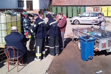 Önkéntesek töltötték ki a fertőtlenítőszert PET-palackokba (Lakatos János felvétele)