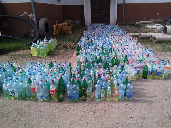 Nagy mennyiségű fertőtlenítőszer vár kiosztásra: ma 8 óra és 15.30 között, szombaton pedig 8 órától 13 óráig a piacokon lehet átvenni a község mindhárom településén a fertőtlenítőszert  (Lakatos János felvétele)