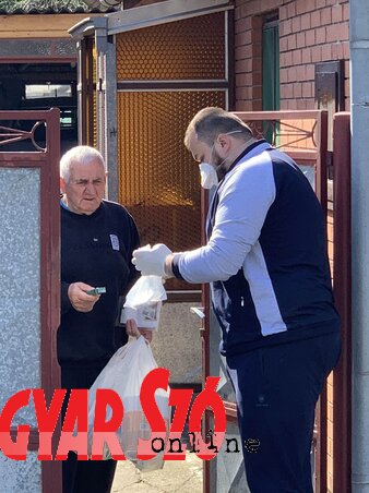 Önkéntesek akcióban (Paraczky László felvétele)