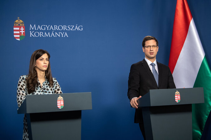 Szentkirályi Alexandra és Gulyás Gergely (Fotó: MTI) Szentkirályi Alexandra és Gulyás Gergely (Fotó: MTI)