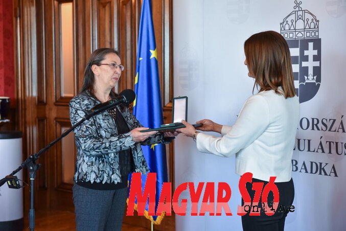 A Magyar Arany Érdemkeresztet Csallóközi Eszter főkonzul asszonytól vehette át (Molnár Edvárd felvétele)