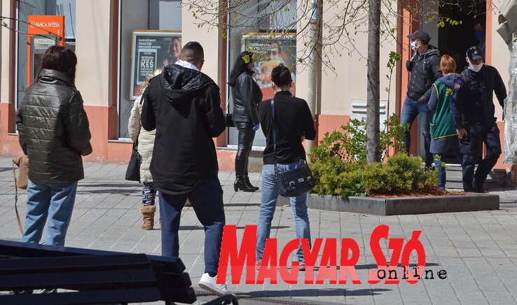 Álarcosok jönnek ki a bankból, de olyan időket élünk, hogy erre rá sem ránt senki (Fotó: Ótos András)