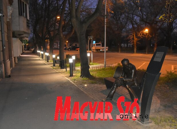 Dudás Gyula szobra árván szomorkodik. Avagy Zenta kijárási tilalom idején (Fotó: Gergely József)