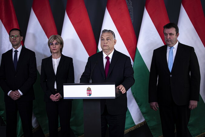 Orbán Viktor mögött: Varga Mihály, Mager Andrea és Palkovics László (Fotó: MTI)