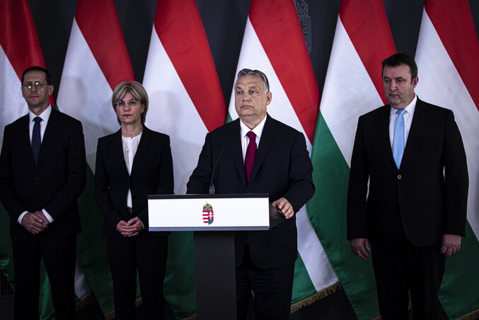 Orbán Viktor mögött: Varga Mihály, Mager Andrea és Palkovics László (Fotó: MTI) Orbán Viktor mögött: Varga Mihály, Mager Andrea és Palkovics László (Fotó: MTI)