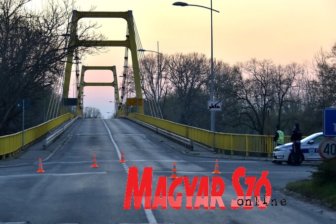 Nem jön itt senki, de ha jönni merészelne, úgy a közeg biztos beleköt. Készült a kijárási tilalom idején a törökkanizsai hídnál (Fotó: Gergely József)
