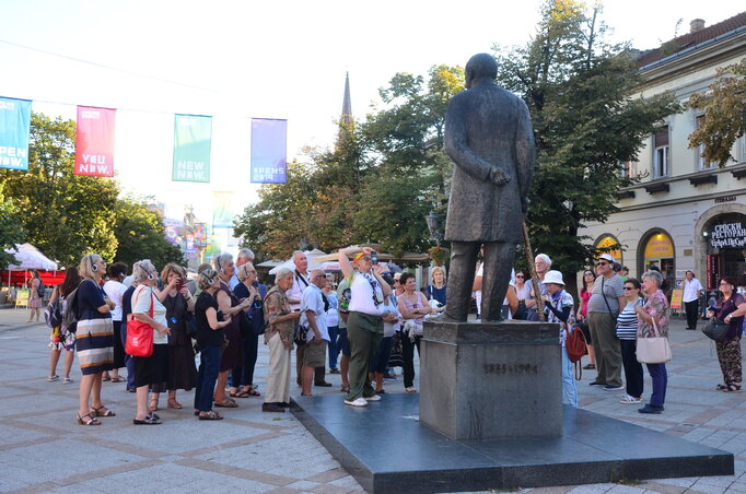 A szobormű előtt most nem gyülekeznek a turistacsoportok, akit érdekel a Zmaj-szobor, vagy más városi nevezetesség története, képernyő elé ül, és kattint (Dávid Csilla felvétele)