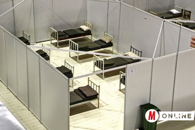 Az Újvidéki Vásár csarnokaiban felállított fekvőhelyek (Ótos András felvétele)