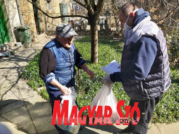 Az elosztás egyidőben kezdődött Szenttamáson, Turián és Nádalján (Paraczky László felvétele)