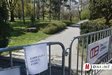 Tombol a tavasz, a parkok viszont lezárva, elkerítve lehangolóan néptelenek (Fotó: Ótos András)