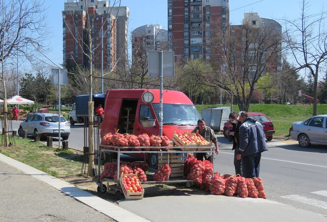 Ha a rendes piacra lakatot tesznek, a portéka akkor is vevőjére talál. A felvétel Újbelgrádban készült (Fotó: Beta)
