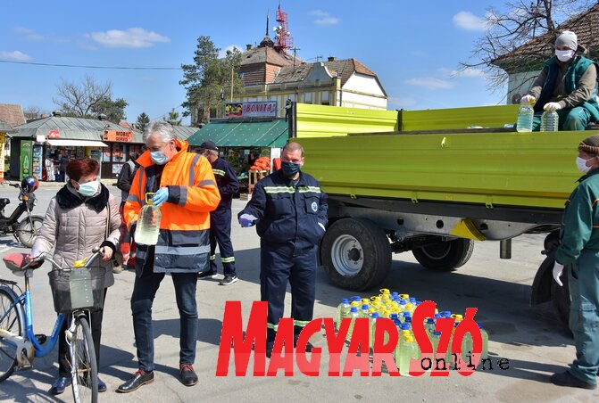 A magyarkanizsai piacon osztják a fertőtlenítőszert A magyarkanizsai piacon osztják a fertőtlenítőszert