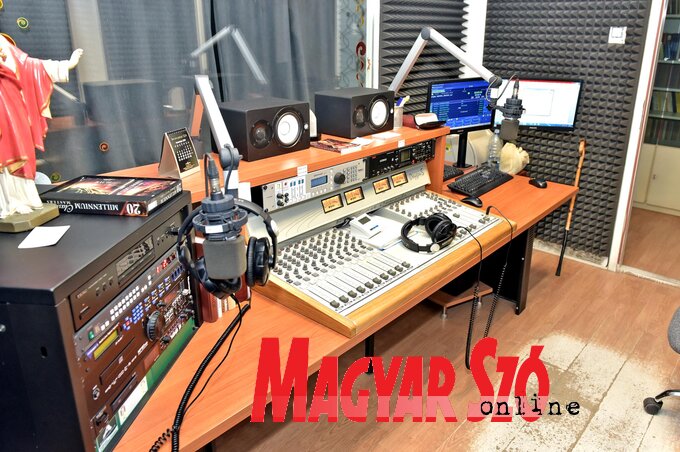 A rádió műsorai nem a stúdióban, hanem a munkatársak otthonában készülnek (Gergely Árpád felvétele)