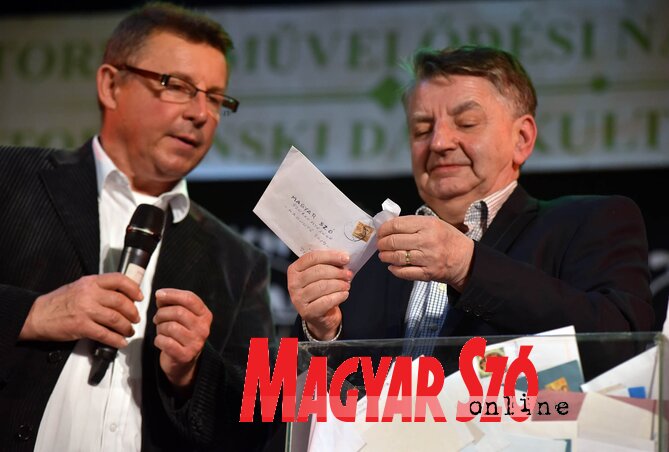 2019-ben Tordán tartottuk élőújságunk gáláját és a nyereményjáték húzását. Varga Attila, a Magvető szerkesztője és Dobai János, a tordai helyi közösség elnöke (Ótos András felvétele) 2019-ben Tordán tartottuk élőújságunk gáláját és a nyereményjáték húzását. Varga Attila, a Magvető szerkesztője és Dobai János, a tordai helyi közösség elnöke (Ótos András felvétele)